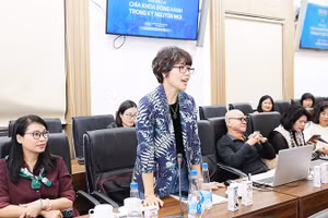 Văn nghệ sĩ tham gia góp ý xây dựng nội dung cho các ấn phẩm của Báo Nhân Dân. Ảnh: KHIẾU MINH