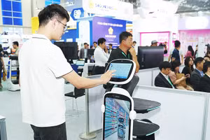 Sự phát triển nhanh chóng của AI đặt ra yêu cầu cấp thiết phải hoàn thiện khung pháp lý để quản lý hiệu quả công nghệ này. Ảnh: HẢI NAM