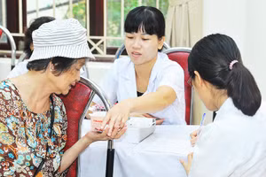 Khám sức khỏe cho người dân tại phường Nghĩa Đô. Ảnh: NAM HẢI