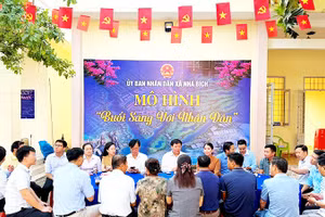Một cuộc gặp gỡ theo mô hình “Buổi sáng với nhân dân” tại xã Nha Bích. Ảnh: NVCC