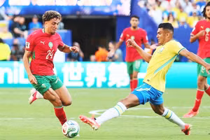 ĐT Brazil (áo sáng) thi đấu thất vọng trong trận ra quân World Cup gặp Morocco.