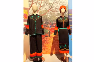 Trang phục dân tộc Chứt được giới thiệu tới công chúng tại Bảo tàng Dân tộc học Việt Nam.