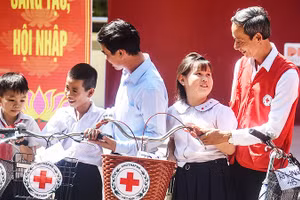 Trao tặng xe đạp cho các em học sinh Trường tiểu học và THCS Đại Sơn.