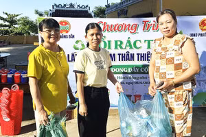 Người dân mang rác thải đến đổi lấy các vật dụng thiết yếu. 