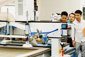 Các doanh nghiệp luôn cần vốn để đầu tư trang thiết bị mở rộng sản xuất, kinh doanh. Ảnh: NAM NGUYỄN