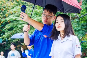 Tình nguyện viên giúp sức cho thí sinh kỳ thi vào 10 tại Hà Nội năm 2026.