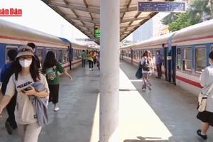 [Video] Người dân chọn đi tàu hỏa để tiết kiệm 40% tiền vé máy bay