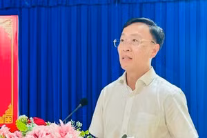 Đồng chí Huỳnh Hữu Trí, Ủy viên Ban Thường vụ Tỉnh uỷ, Chủ nhiệm Uỷ ban Kiểm tra Tỉnh uỷ Cà Mau dự và phát biểu tại buổi lễ ra quân khám sức khỏe, khám sàng lọc bệnh cho nhân dân Vĩnh Hậu, một xã vùng ven biển của tỉnh.