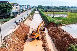 Tu sửa công trình thủy nông Đồng Cam dọc con đường Quốc lộ 29.