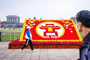 Thảm hoa được trang trí trước Lăng Chủ tịch Hồ Chí Minh.