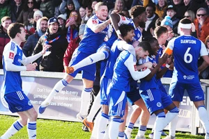 Các cầu thủ Macclesfield FC vỡ òa niềm vui khi đánh bại đương kim vô địch Crystal Palace.