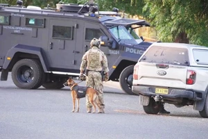 Cảnh sát tại hiện trường vụ xả súng tại Lake Cargelligo. Ảnh: DAILY TELEGRAPH