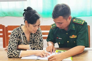 Trung úy Hồ Mộng Long hướng dẫn học viên Dương Thúy Liễu.