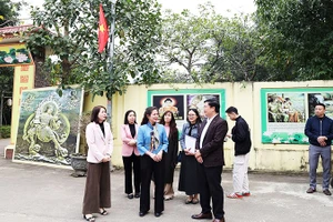 Đoàn công tác của TP Hà Nội về khảo sát, chấm điểm mô hình "Sáng - xanh - sạch - đẹp" tại xã Suối Hai.