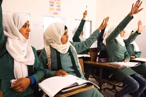 Các nữ sinh Jordan hăng hái phát biểu ý kiến trong một lớp học theo mô hình mới của UNESCO. Ảnh: AP 