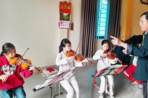 Một buổi tập đàn tại nhà Chủ nhiệm CLB.