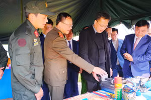 Các đại biểu tham quan một số cơ sở vật chất và trang thiết bị huấn luyện. Ảnh: VB