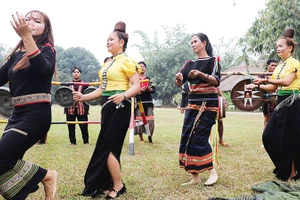 Vui xuân Tổ quốc tại làng văn hóa