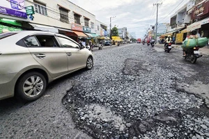 Đường Phạm Cự Lượng (Long Xuyên, An Giang) sụt lún nham nhở do triều cường.