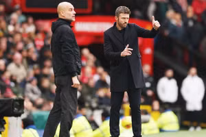 HLV Michael Carrick (bên phải) "gây sốt" sau khi giành chiến thắng thuyết phục trước Pep Guadiola, một trong những HLV giỏi nhất thế giới.