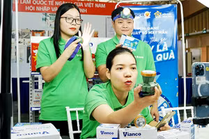 Doanh nghiệp giới thiệu mặt hàng tại Hội chợ Mùa thu 2025. Ảnh: NAM HẢI