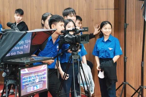 Sinh viên Khoa Báo chí và Truyền thông, Trường ĐH Khoa học - ĐH Huế thực hành tại trường quay. Ảnh Khoa Báo chí và Truyền thông.