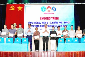 Tặng thẻ bảo hiểm y tế cho hộ nghèo là một chính sách nhân văn của Thành phố Hồ Chí Minh.