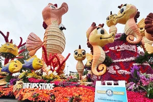 Xe diễu hành khổng lồ