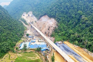 Thi công công trình hầm xuyên núi trên tuyến cao tốc Đồng Đăng-Trà Lĩnh.