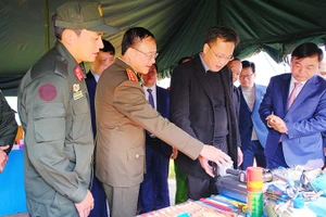 Các đại biểu tham quan một số cơ sở vật chất và trang thiết bị huấn luyện. Ảnh: VB