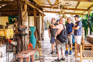 Du khách tham quan không gian nghệ thuật Làng Củi Lũ (Hội An, TP Đà Nẵng).