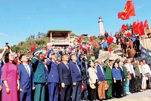 Lãnh đạo tỉnh Đắk Lắk cùng người dân và du khách chào cờ đón năm mới 2026 tại Mũi Điện. Ảnh: TTXVN