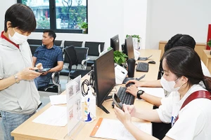 Chuyển đổi số giúp người dân thuận tiện hơn khi làm các thủ tục hành chính. Ảnh: NAM NGUYỄN