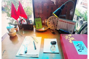 Bàn viết với những kỷ vật của nhà văn Tô Hoài.