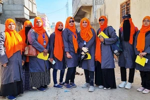 Những học viên của Roshni Baji. Ảnh: THE GUARDIAN