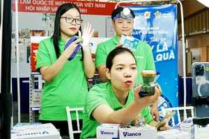 Doanh nghiệp giới thiệu mặt hàng tại Hội chợ Mùa thu 2025. Ảnh: NAM HẢI