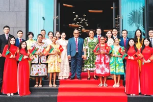 Thủ tướng Cộng hòa Vanuatu thăm và làm việc với Trường đại học Văn Lang