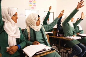 Các nữ sinh Jordan hăng hái phát biểu ý kiến trong một lớp học theo mô hình mới của UNESCO. Ảnh: AP 