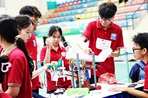 Học sinh trung học thi lắp ráp robot. Ảnh: HNUE