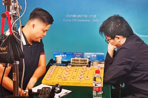 Kỳ thủ Lại Lý Huynh (trái) đối đầu Doãn Thăng tại Giải cờ tướng vô địch thế giới.