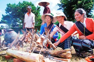 Món cá suối được ướp và nướng bằng phương thức truyền thống của người Cơ Ho.