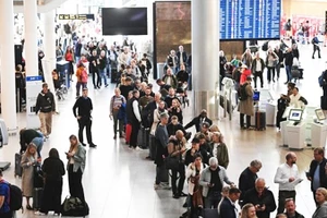 Sân bay Copenhagen bị tê liệt sau vụ tấn công bằng UAV. Ảnh: AFP