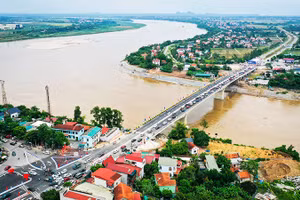 Cầu Phong Châu mới nhìn từ trên cao.