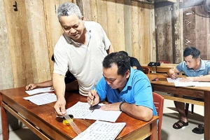 Thầy Chư tận tình hướng dẫn học viên viết chữ Nôm Dao.