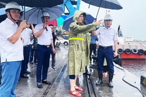 Lãnh đạo Cục Hàng hải và Đường thủy Việt Nam kiểm tra công tác phòng, chống bão số 10 tại cảng Nghi Sơn, Thanh Hóa.