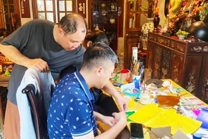 Ông Hùng hướng dẫn học trò làm mã cổ.