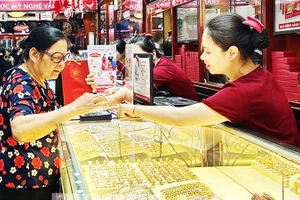 Thời gian qua, giá vàng trong nước liên tục leo thang. Ảnh: MINH CHÂU