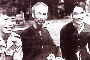 Ông Lê Giản (áo đen) ngồi bên trái Bác Hồ, bên phải là đồng chí Phạm Hùng.