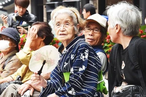 Những người trên 75 tuổi tại Nhật Bản sẽ phải gánh chi phí y tế cao hơn. Ảnh: GETTY IMAGES