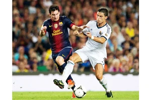 Với giới mộ điệu, được chứng kiến cuộc đua kéo dài suốt hai thập kỷ giữa Messi (trái) và Ronaldo là điều may mắn.